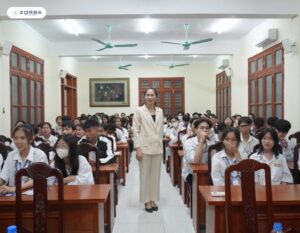 Cô Lê Ngân (ZORBA IELTS) và các bạn học sinh Trường THPT Lê Quý Đôn - Thái Bình (1)