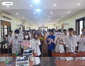 Cô Lê Ngân, cô Hạnh Yến và các bạn học sinh chụp ảnh lưu niệm